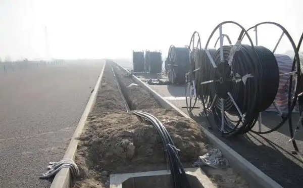 合作光缆施工如何应对复杂地形布线难题？